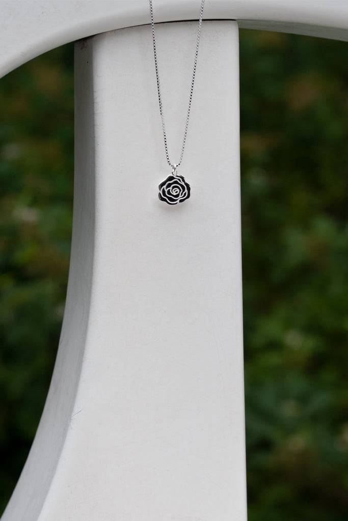 JUKSEREI ROSE NECKLACE Bis zu 55% Rabatt