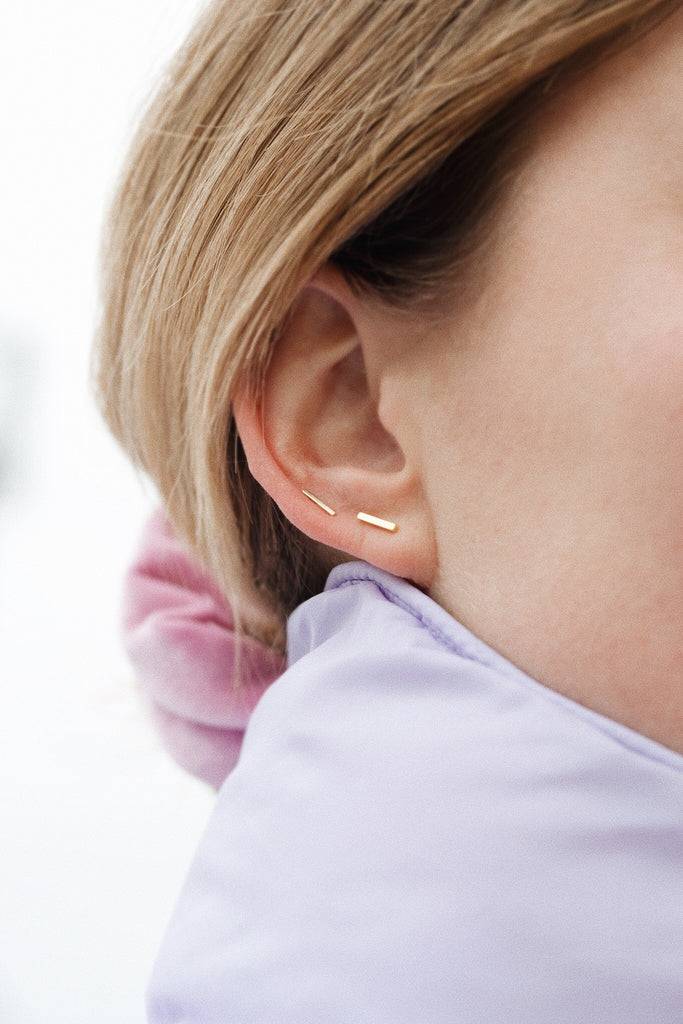 JUKSEREI LINIE EAR STUDS Schlussverkauf