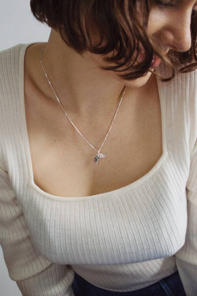 JUKSEREI CROISSANT NECKLACE Begrenzte Freigabe