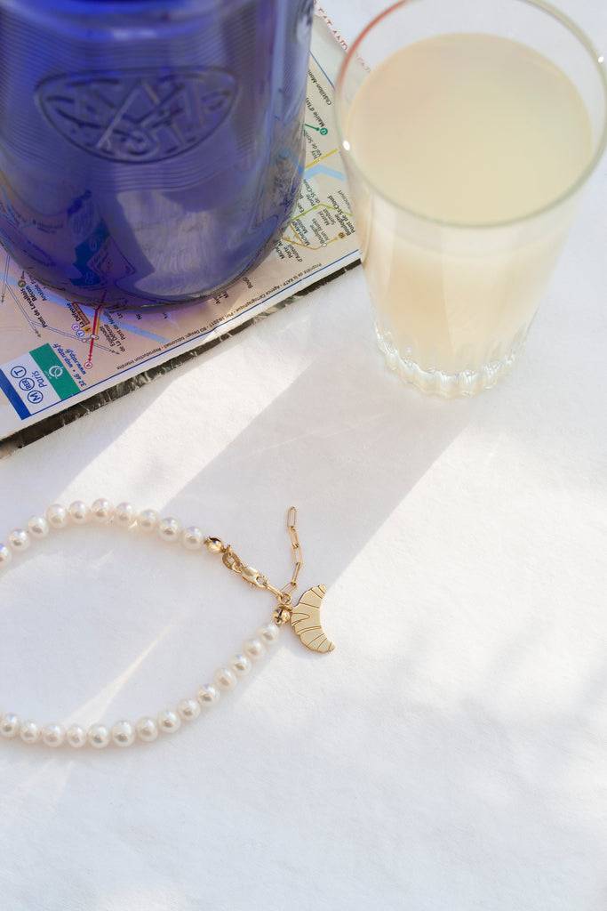 JUKSEREI CROISSANT PEARL BRACELET Kostenloser Versand international