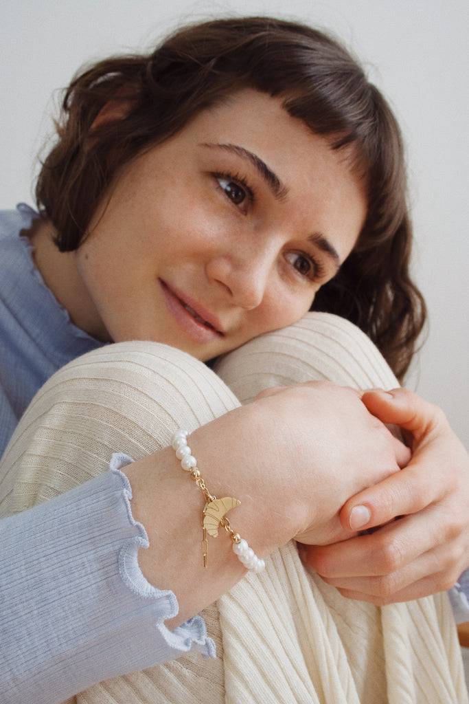 JUKSEREI CROISSANT PEARL BRACELET Kostenloser Versand international