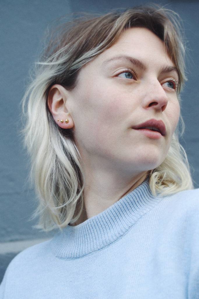 JUKSEREI SIGRID XS EAR STUDS Kauf eins, bekomm eins gratis