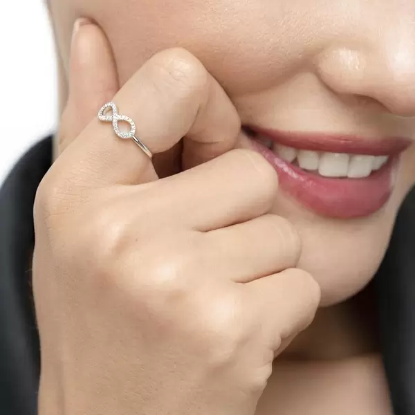 Leaf Jewelry Infinityring mit Diamanten, 18 K Weißgold Nur noch ein Tag übrig