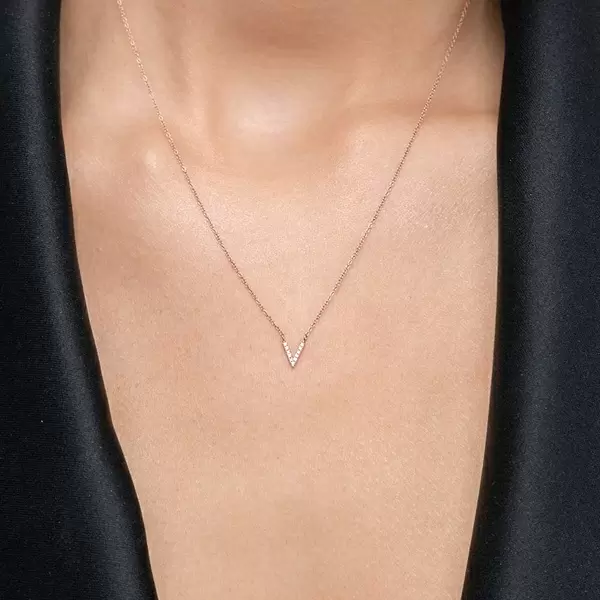 Leaf Jewelry Halskette Letter "V", 14 K Rosegold mit Diamanten im Angebot