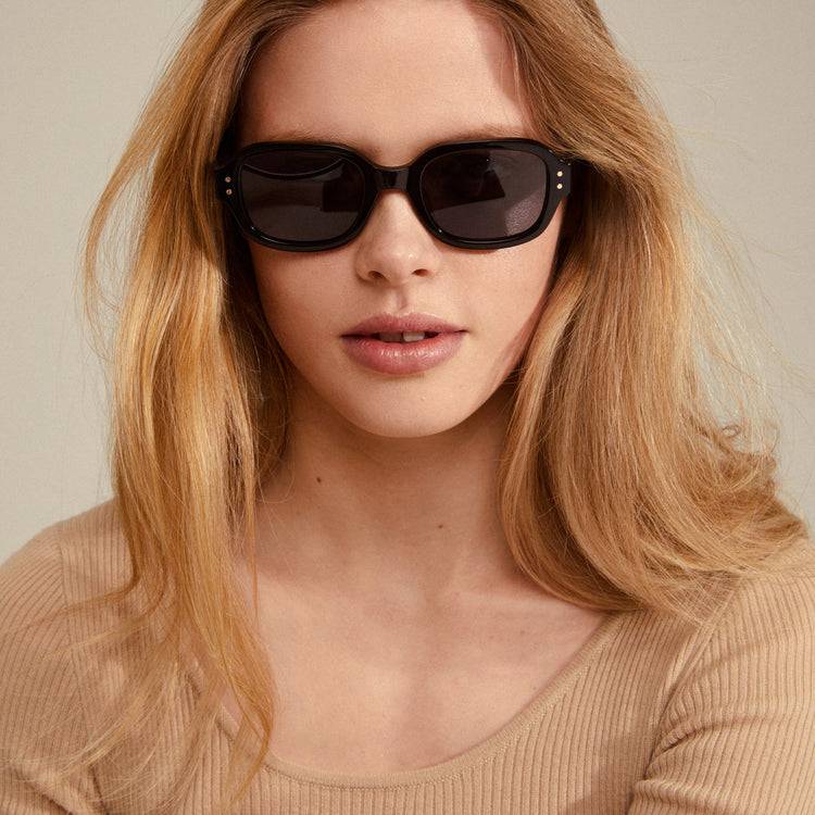 Pilgrim NELLA Recycelte Sonnenbrille Schwarz/Gold Valentinstagsangebot