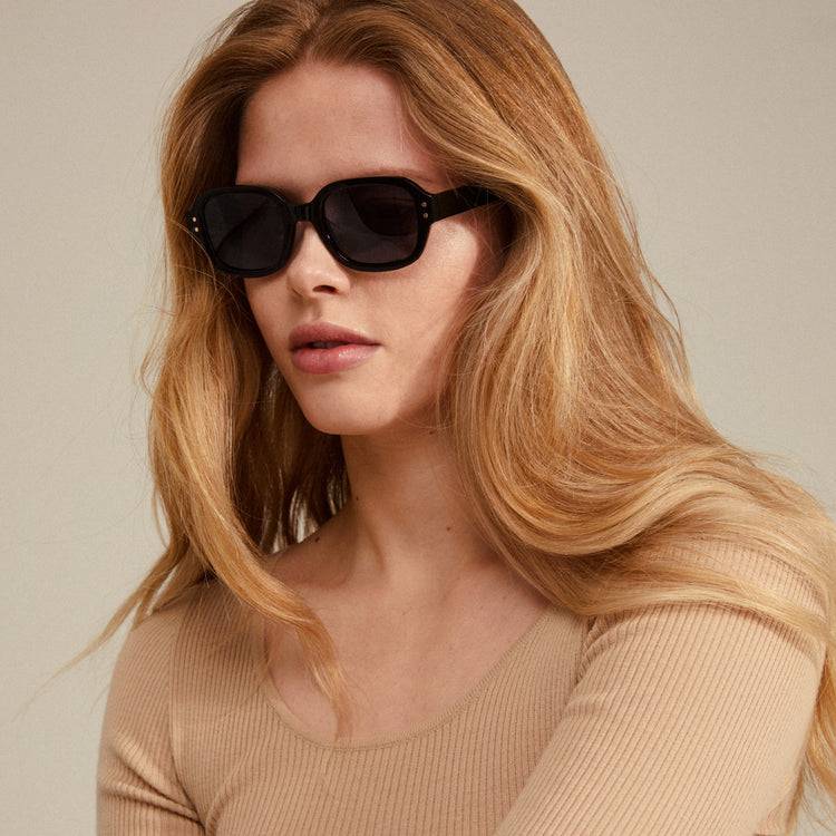 Pilgrim NELLA Recycelte Sonnenbrille Schwarz/Gold Valentinstagsangebot