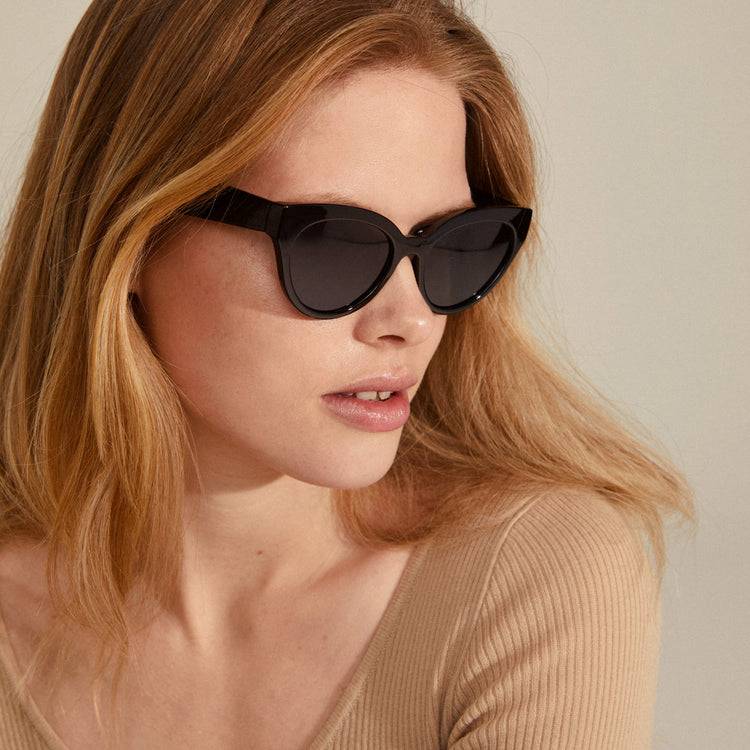 Pilgrim RAISA Recycelte Sonnenbrille Schwarz Kostenloser Versand