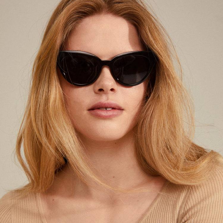 Pilgrim RAISA Recycelte Sonnenbrille Schwarz Kostenloser Versand