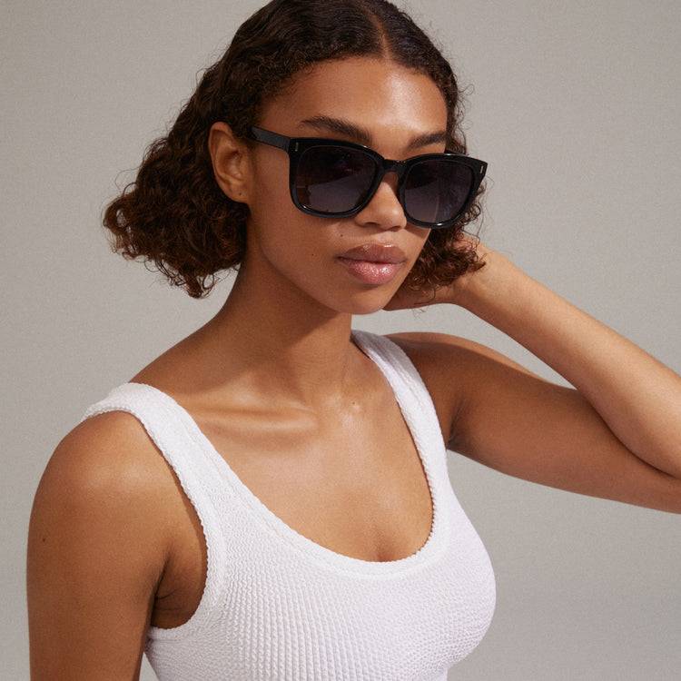 Pilgrim KATYA recycelte ikonische Retro-Sonnenbrille schwarz Im Verkauf