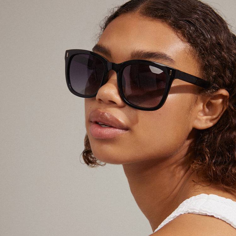 Pilgrim KATYA recycelte ikonische Retro-Sonnenbrille schwarz Im Verkauf