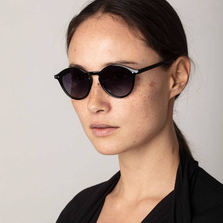 Pilgrim ROXANNE klassische runde Sonnenbrille, schwarz Kauf eins, bekomm eins gratis