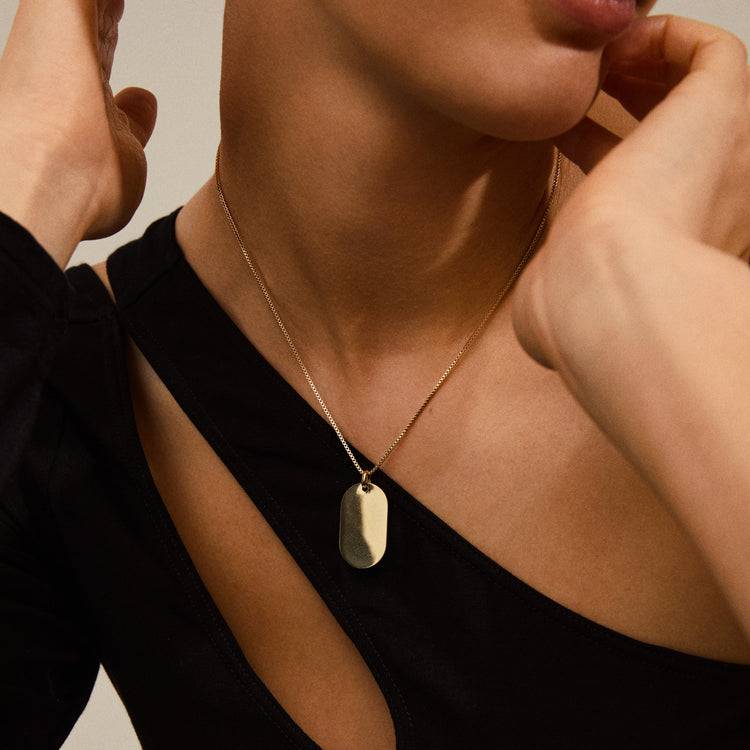 Pilgrim RESTORATION Dog-Tag-Halskette vergoldet Black Friday Preise