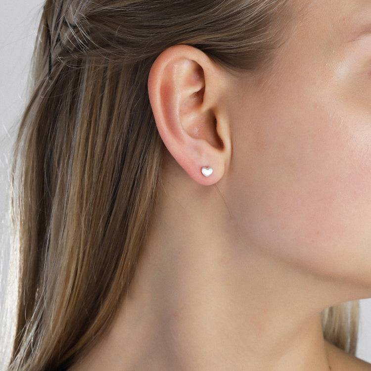 Pilgrim SOPHIA recycelte Ohrstecker mit winzigem Herz, versilbert Flash Sale