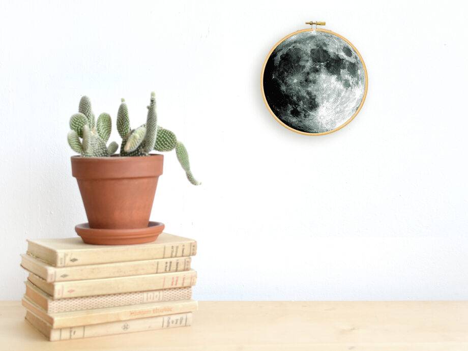Renna Deluxe MOND _ Bild im Stickrahmen Riesige Rabatte