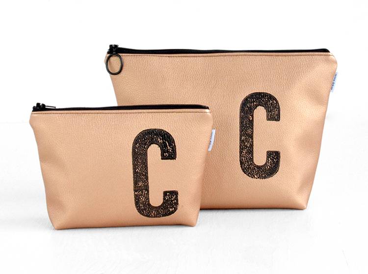 Renna Deluxe Kosmetiktasche Metallic KUPFER mit Buchstabe / vegan Exklusivangebot