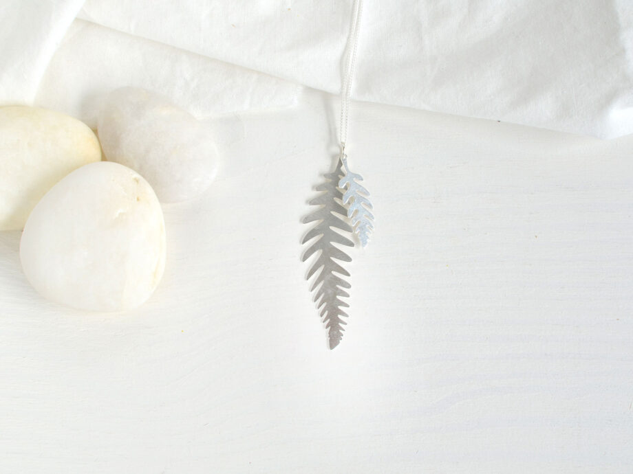 Renna Deluxe Lange Kette mit Farn Blätter in Silber Neueste Stile