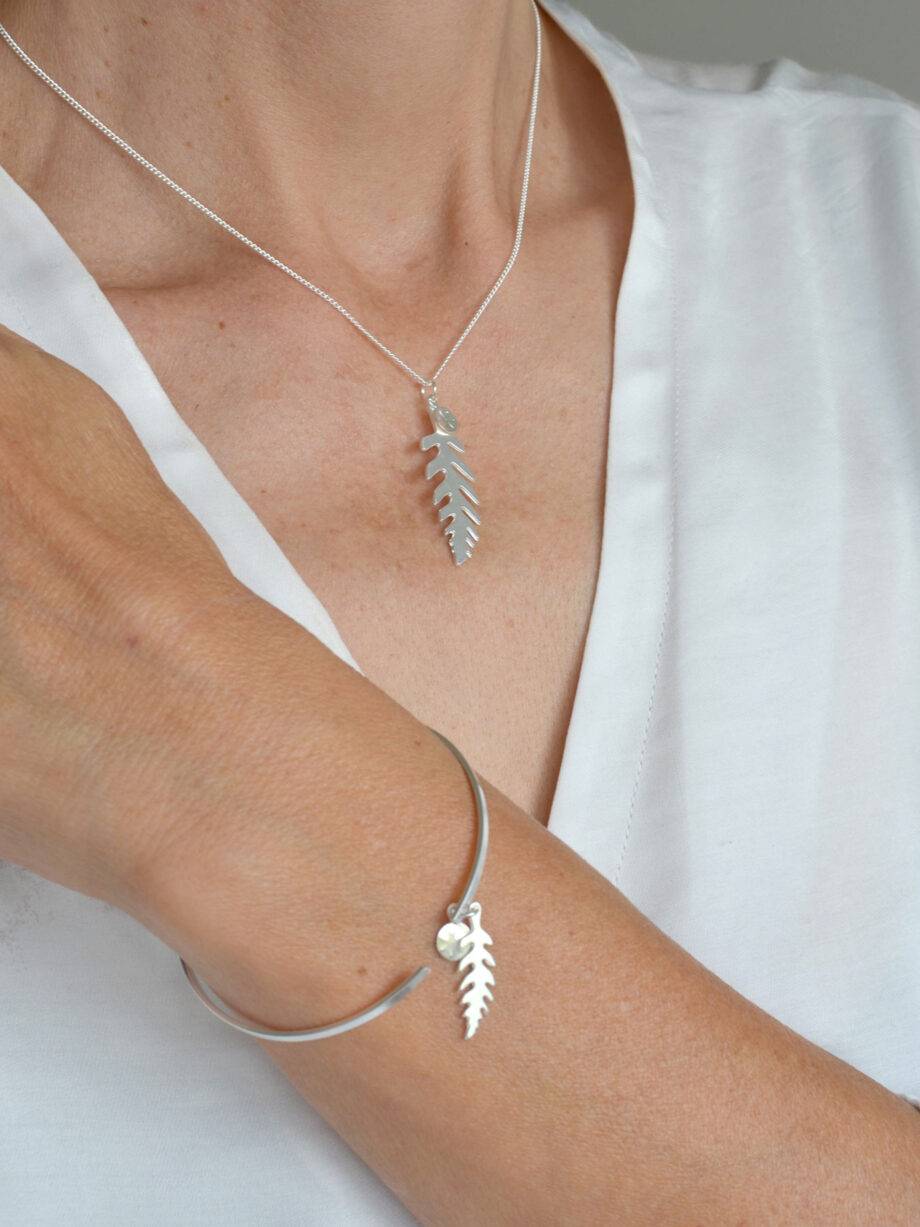 Renna Deluxe Armreif mit Farn in Silber Rabatte dieses Monats