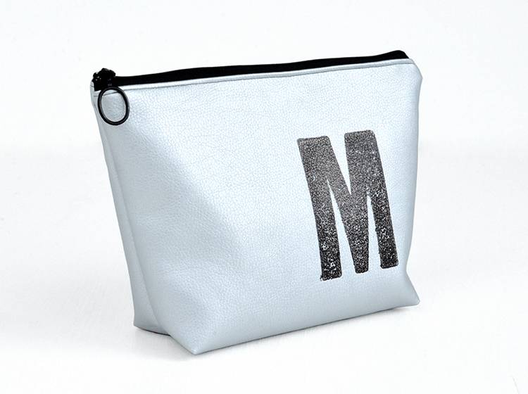 Renna Deluxe Waschtasche Metallic SILBER mit Buchstabe vegan im Angebot