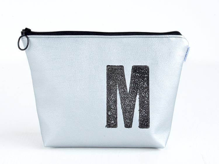 Renna Deluxe Waschtasche Metallic SILBER mit Buchstabe vegan im Angebot