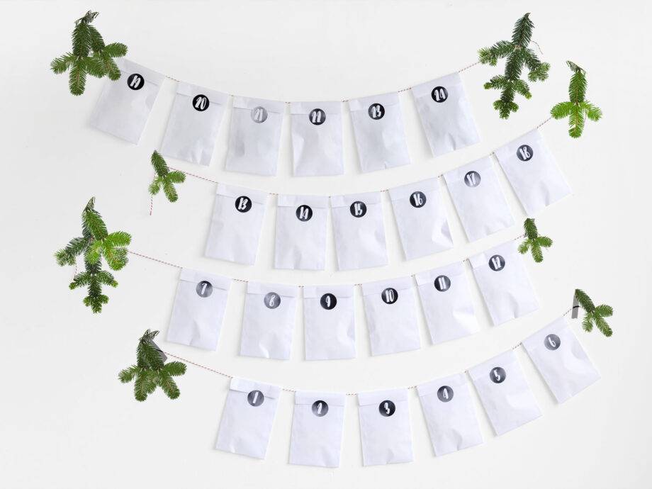 Renna Deluxe Adventskalender weiß mit schwarzen Aufklebern Black Friday