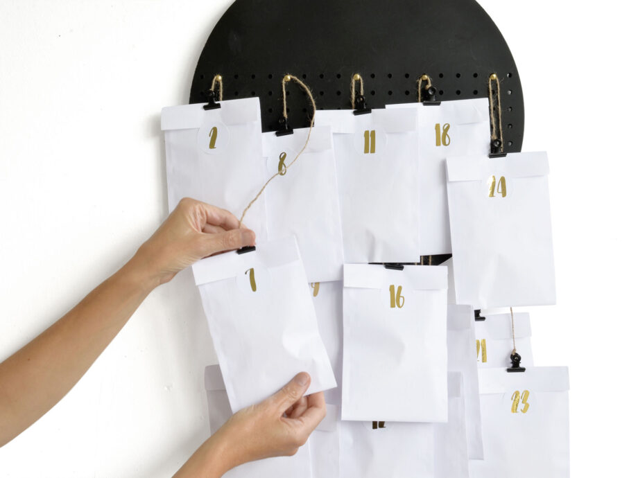 Renna Deluxe Adventskalender SILBER metallic mit weißen Tüten Tägliche Deals