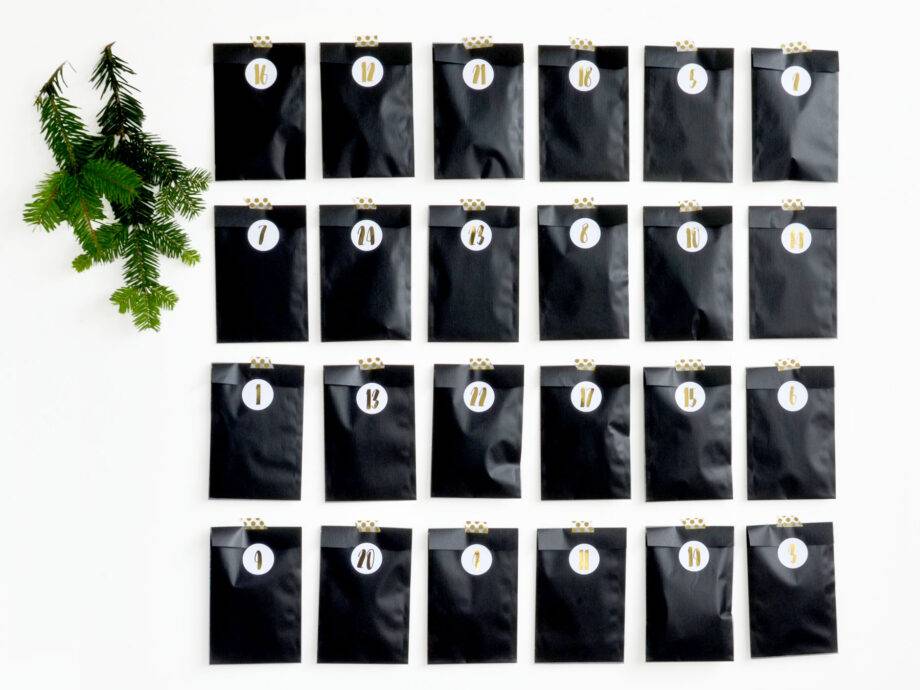 Renna Deluxe Adventskalender SILBER metallic mit schwarzen Tüten Top Angebot