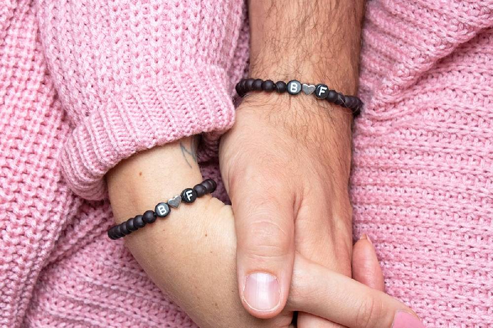 Sadingo Partnerarmband-Set aus schwarzen Acrylperlen Riesige Rabatte