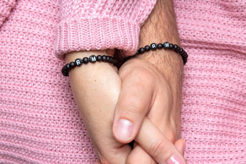 Sadingo Partnerarmband-Set aus schwarzen Acrylperlen Sonderangebot