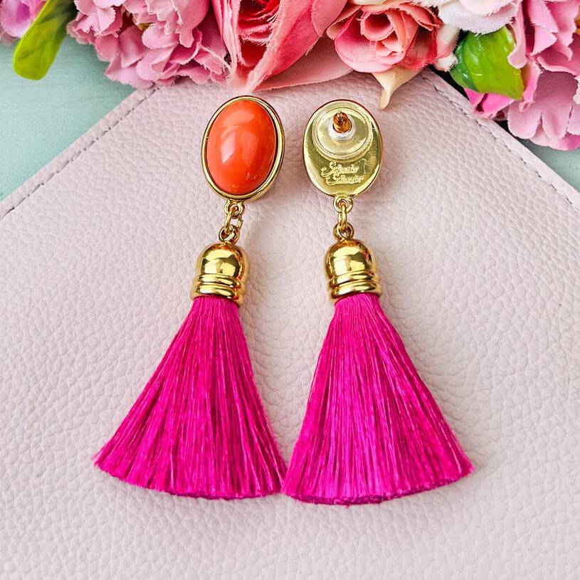 SchwesterSchwester Quasten Ohrringe als Ohrstecker in Korallenrot mit pinkfarbener Quaste von AmuseToi Neuheiten
