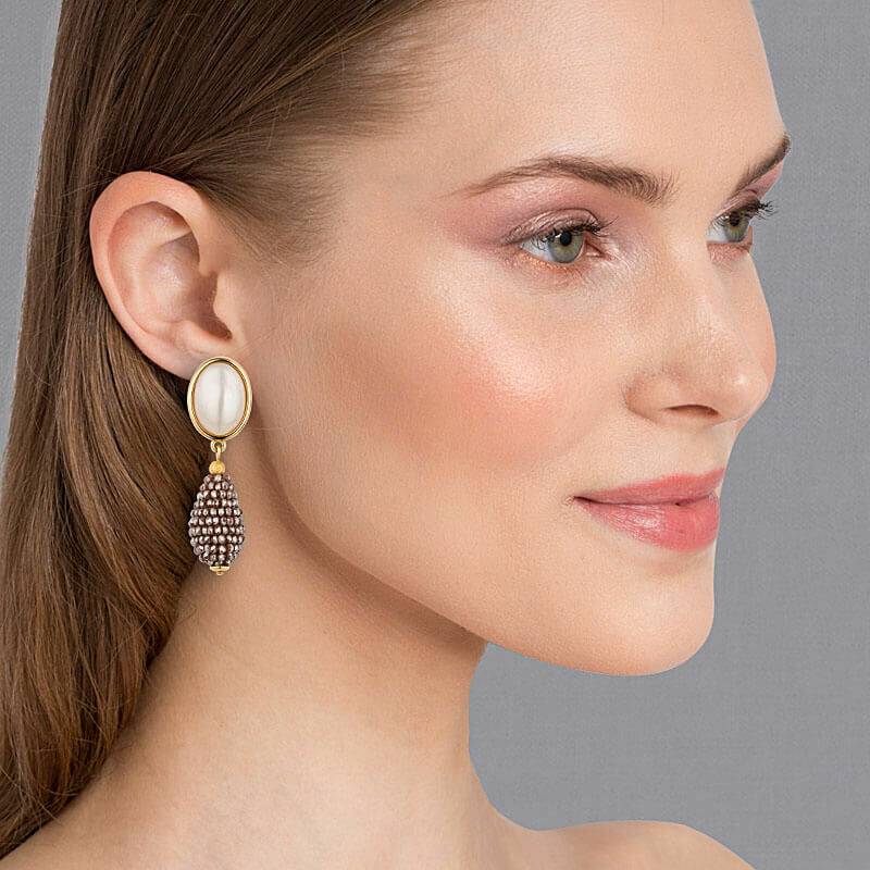 SchwesterSchwester Perlmuttfarbener Ohrstecker mit champagnerfarbenem Glitzer-Tropfen von AmuseToi Kauf eins, bekomm eins gratis