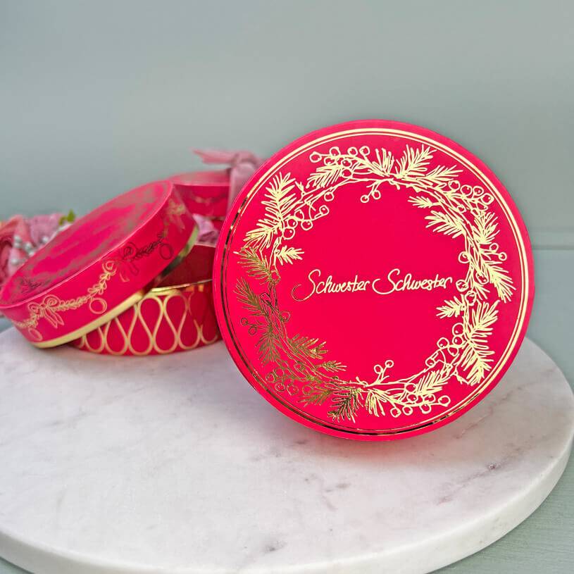 SchwesterSchwester Candy Box in kräftigem Pink von SchwesterSchwester 2025