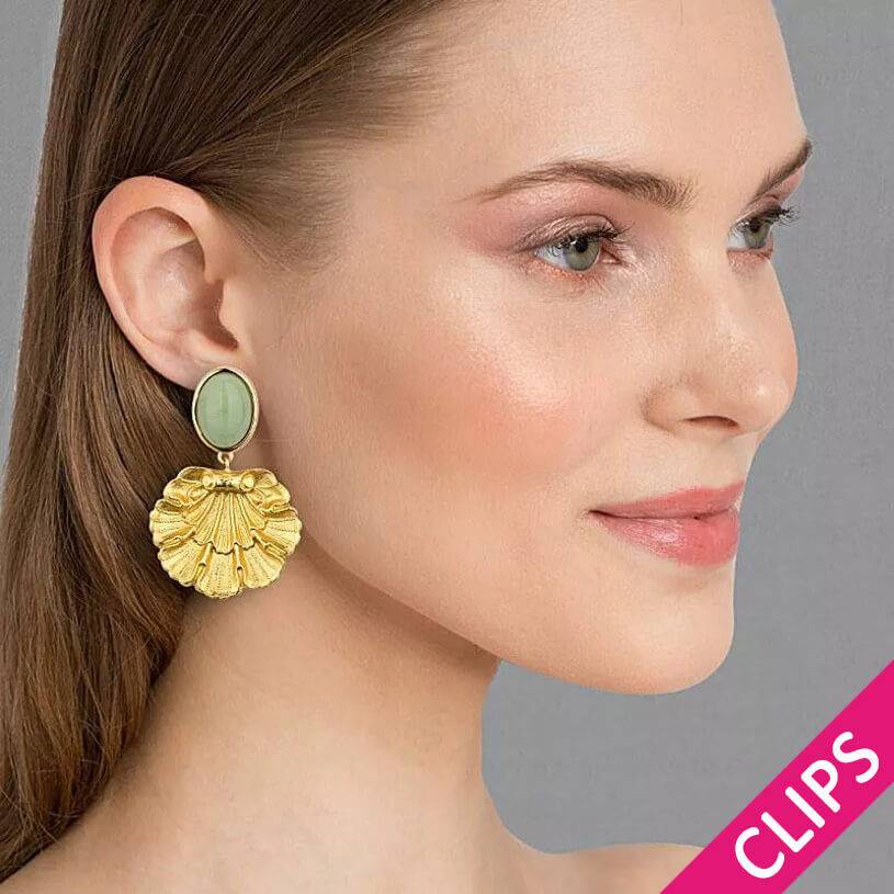 SchwesterSchwester Vergoldete Ohrclips in Jadegrün mit goldenem Muschelornament von AmuseToi Auslauf