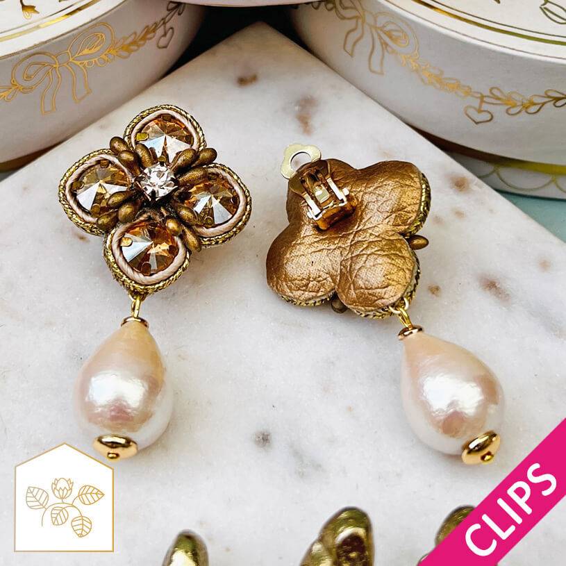 SchwesterSchwester Blüten-Soutache-Ohrclips in Gold und Champagner mit Baumwolltropfen Schlussverkauf