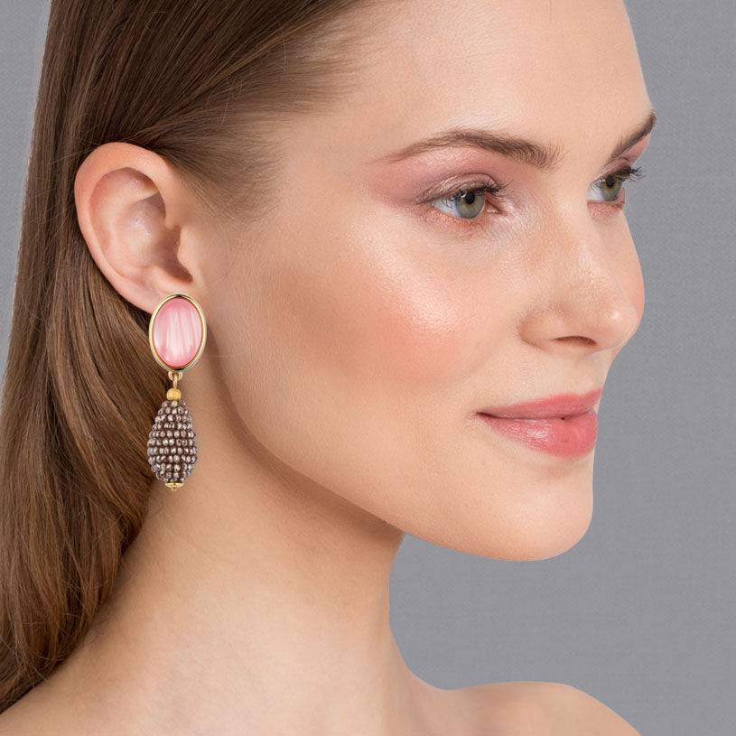 SchwesterSchwester Rosafarbene Ohrstecker mit glitzerndem champagnerfarbenem Tropfen von AmuseToi Exklusive Angebote