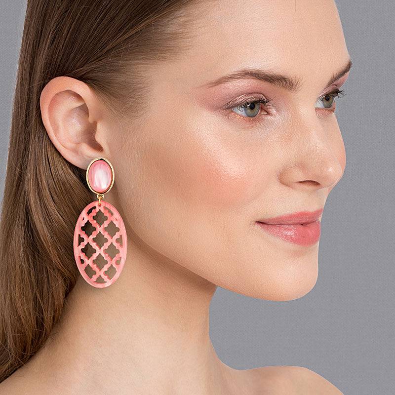 SchwesterSchwester Hellrosa Ohrstecker mit perlmutt schimmerndem Oval im Marrakesch Stil von AmuseToi Wochenangebot