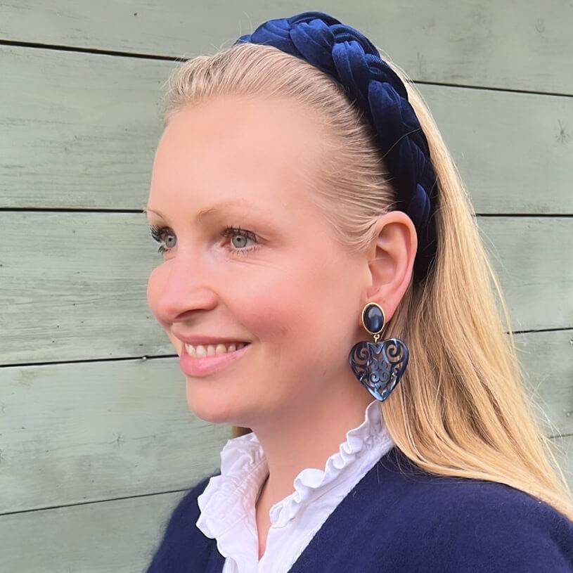 SchwesterSchwester Schöne Herz-Ohrringe mit dunkelblauen Ohrsteckern und schimmernden Herz-Ornamenten von AmuseToi Riesige Rabatte