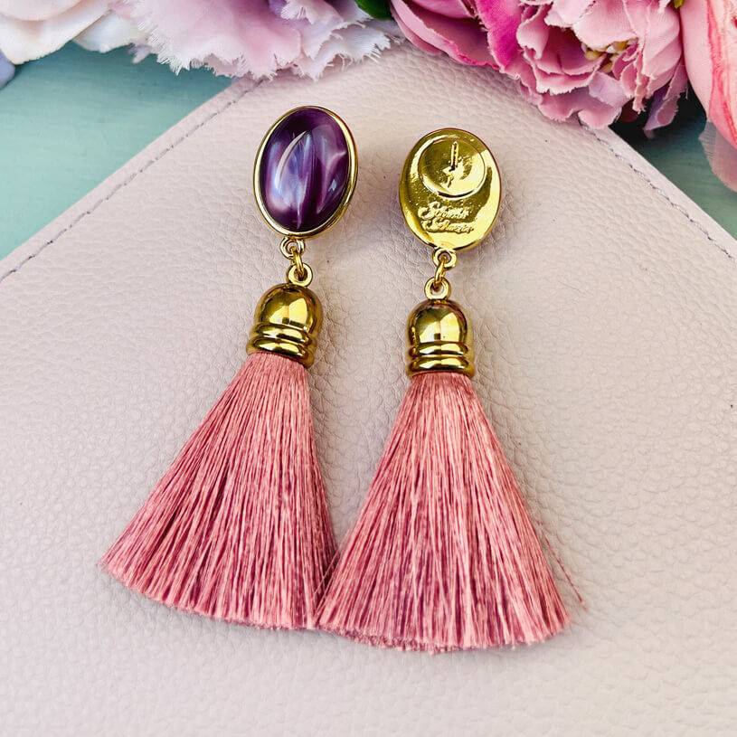 SchwesterSchwester Quasten Ohrringe als Ohrstecker in Amethyst mit Quaste in Puderrosa von AmuseToi Begrenzt auf 3 Tage