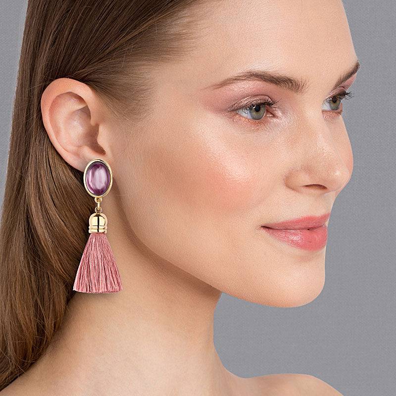 SchwesterSchwester Quasten Ohrringe als Ohrstecker in Amethyst mit Quaste in Puderrosa von AmuseToi Begrenzt auf 3 Tage