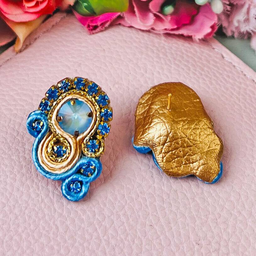 SchwesterSchwester Kleine Soutache-Ohrringe in Blautönen und Gold 50% Rabatt für begrenzte Zeit