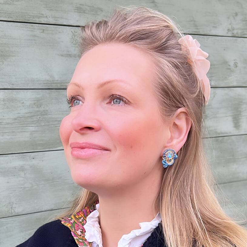 SchwesterSchwester Kleine Soutache-Ohrringe in Blautönen und Gold 50% Rabatt für begrenzte Zeit