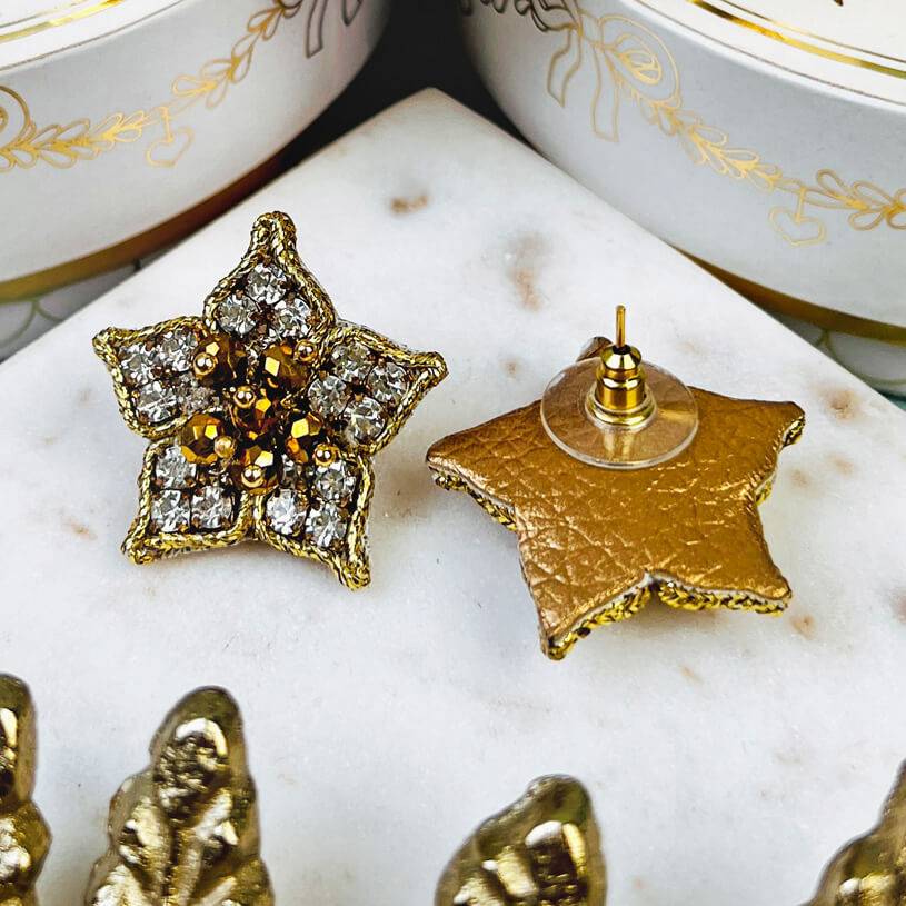 SchwesterSchwester Süße Blumen-Soutache-Ohrringe in Gold Online