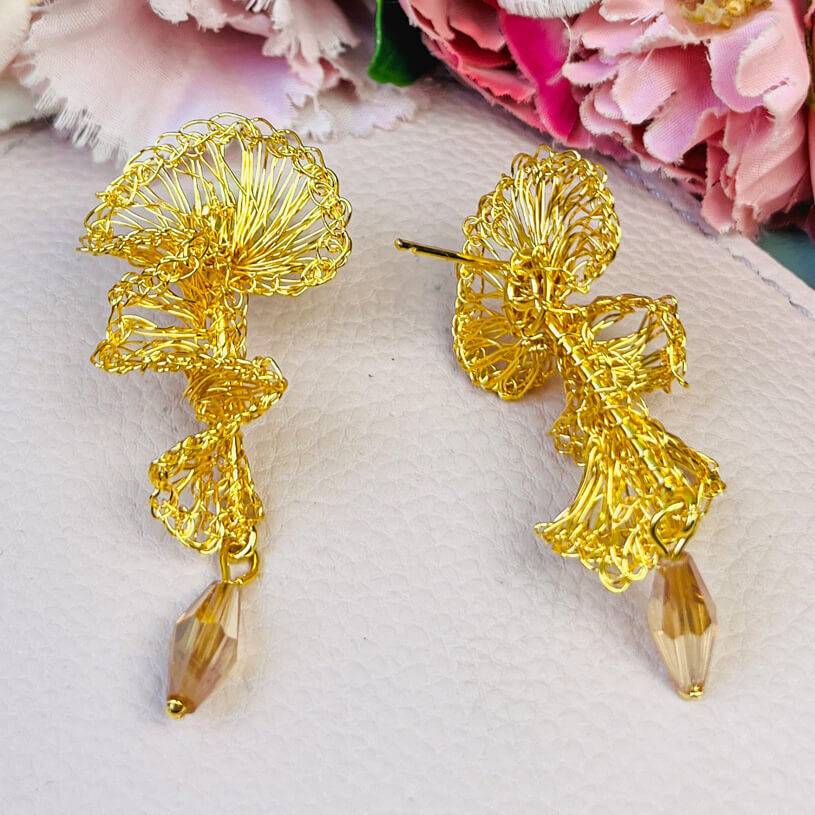 SchwesterSchwester Designer Ohrringe aus goldenen Drähten mit Tropfen Outlet