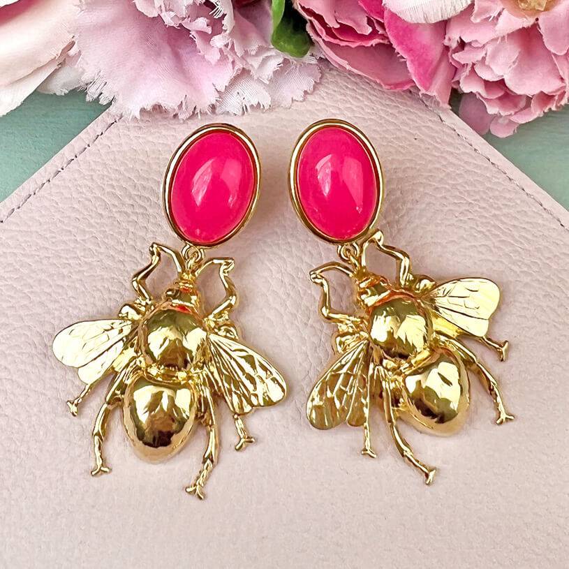 SchwesterSchwester Pinkfarbener Ohrstecker mit goldener Hummel von AmuseToi Kostenloser Versand