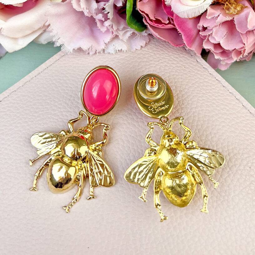 SchwesterSchwester Pinkfarbener Ohrstecker mit goldener Hummel von AmuseToi Kostenloser Versand