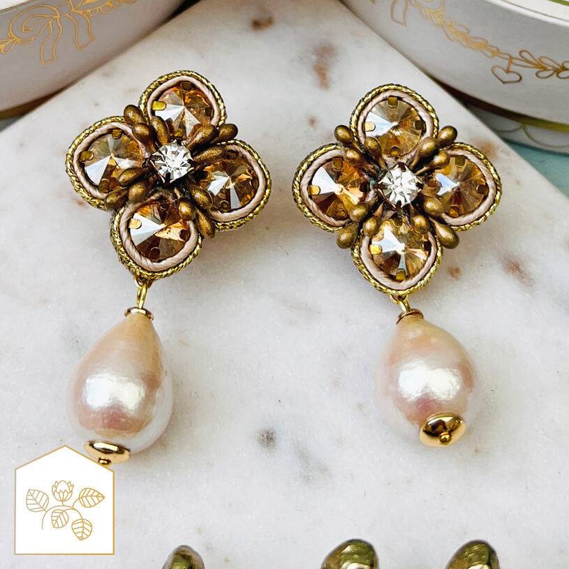 SchwesterSchwester Blüten-Soutache-Ohrstecker in Gold und Champagner mit Baumwolltropfen Limitierter Zeitrabatt