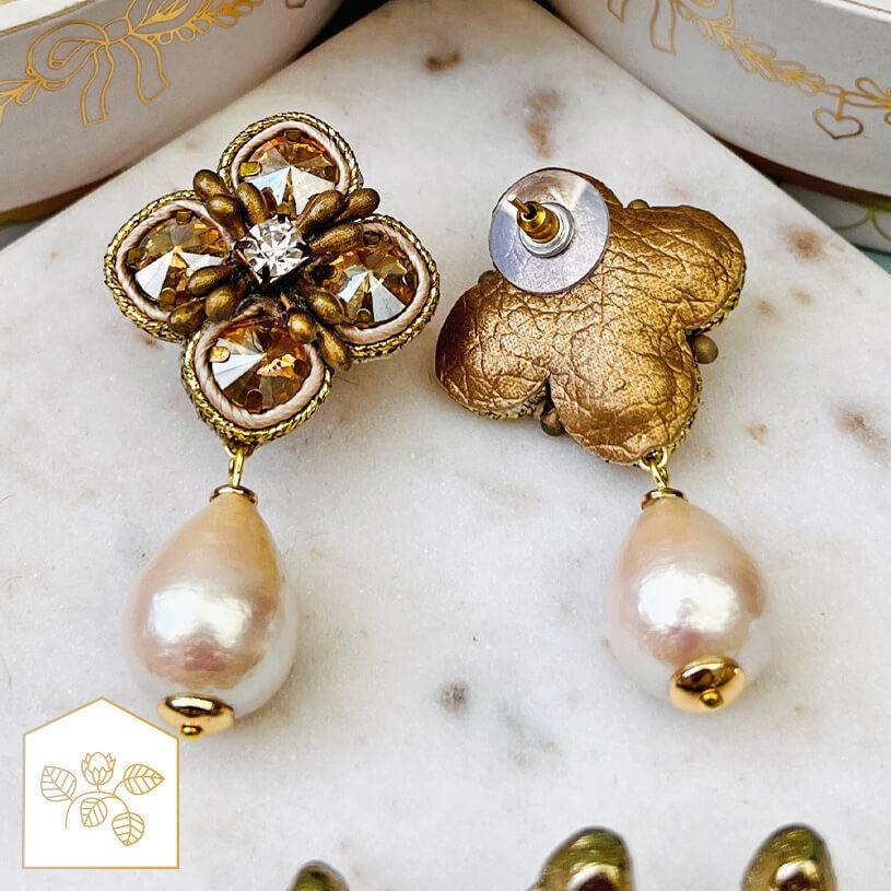 SchwesterSchwester Blüten-Soutache-Ohrstecker in Gold und Champagner mit Baumwolltropfen Limitierter Zeitrabatt