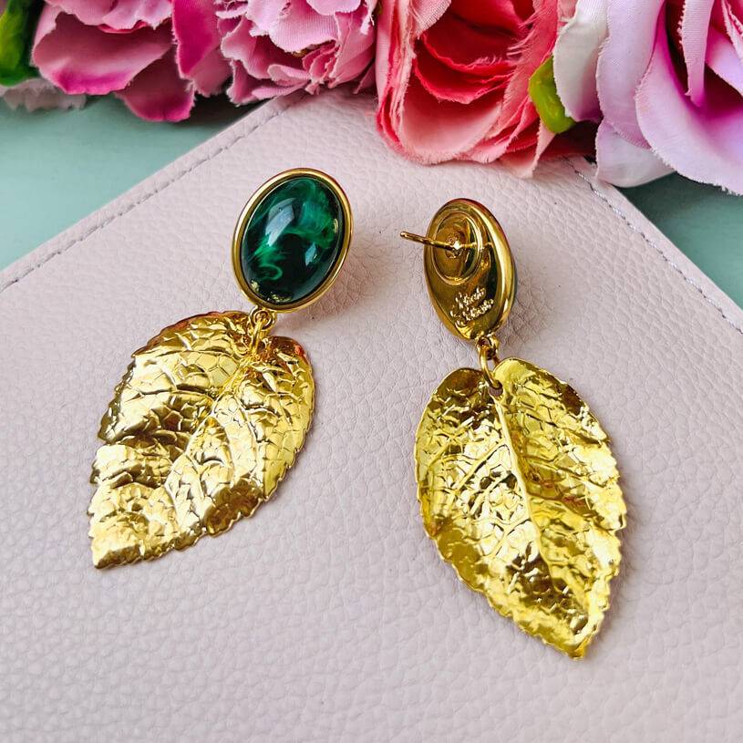 SchwesterSchwester Dunkelgrüner Ohrstecker mit großem goldenen Blatt von AmuseToi Fabrikpreis
