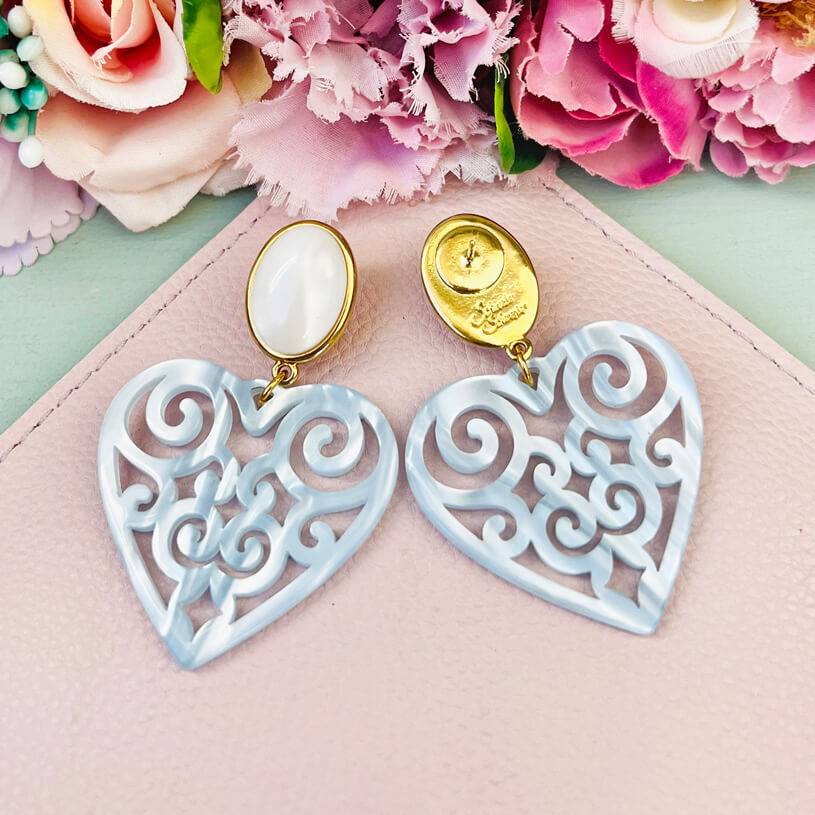 SchwesterSchwester Schöne Herz-Ohrringe mit perlmuttfarbenen Ohrsteckern und Herz-Ornamenten in hellblau von AmuseToi Online Shopping