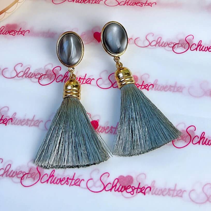 SchwesterSchwester Vergoldete Quasten Ohrringe als Ohrstecker in Grau von AmuseToi Black Friday