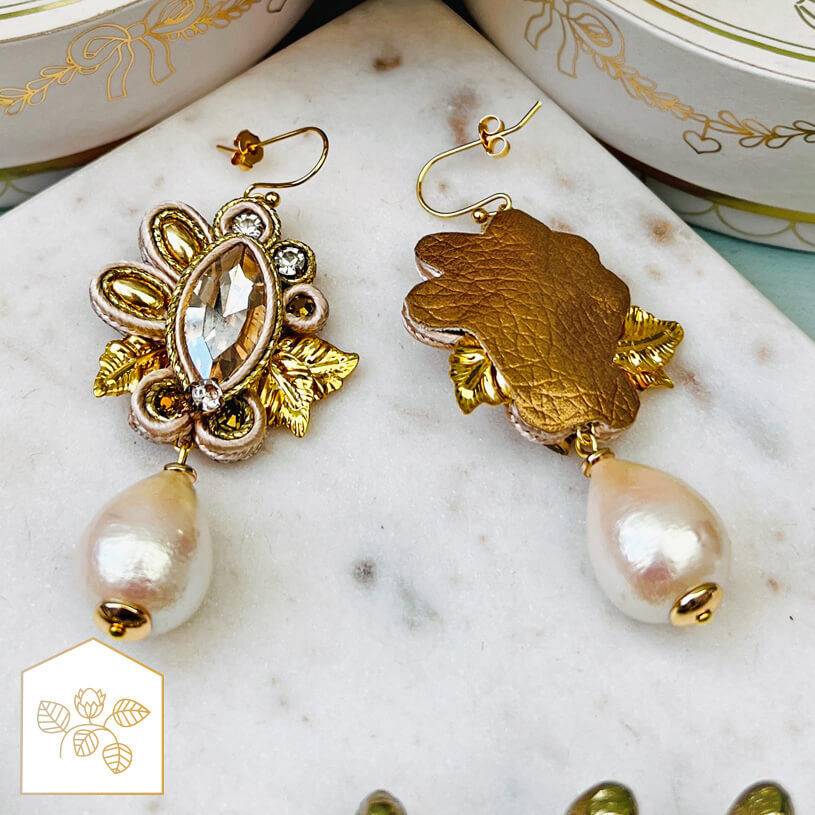 SchwesterSchwester Raffinierte Soutache-Ohrhänger in Gold und Champagner mit Baumwolltropfen Osterangebot
